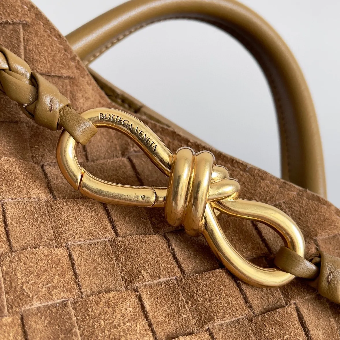 The 2023 new Andiamo batch of 1960 BV has been shipped‼ ️Really popular🔥The new Andiamo woven handbag launched by Bottega Veneta this season is really popular all over the world! ! Celebrities at home and abroad have worn it, and Oscar-winning actress Michelle Yeoh has taken it out on the street. Song Jia, Trai Yara, Yu Feihong, Sanji Ayaka, Rosie Hunting-Whiteley, Yoshioka Riho, etc. have all picked up this bag. It is classic and versatile, showing off its temperament, and the bag capacity is also large, which is very convenient for daily commuting! ! A variety of carrying methods, the shoulder straps can be adjusted by yourself, the original lambskin feels soft and delicate, and the neutral style is made to break gender boundaries and bring a more practical and longer-lasting use experience. Andiamo, which has both elegant and casual styles, perfectly interprets the true appearance of "fashionable old money style". Style number: 743568 (suede) Size: 25*22*10.5cm